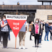 Befreiungsfeier 2021 - Jugendliche halten Wimpel mit der Aufschrift Mauthausen 1938-1945 © MKÖ / Sebastian Philipp