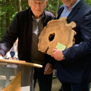 Daniel Chanoch überreicht Willi Mernyi ein Relikt für den Gedenkort Gunskirchen, Befreiungsfeier Gunskirchen 2022 © MKÖ/Christa Bauer 