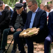 György Frisch, Daniel Chanoch, Willi Mernyi und Helmut Edelmayr nach der Übergabe des Reliktes bei der Befreiungsfeier Gunskirchen 2022 © MKÖ/Christa Bauer