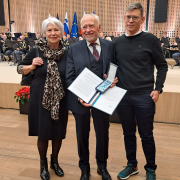 Dr. Peter Gstettner mit Gattin Irmgard Gstettner und Sohn Andreas Gstettner © MKÖ