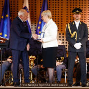 Dr. Peter Gstettner erhält die Verdienstmedaille für Verdienste der Republik Slowenien von Staatspräsidentin Nataša Pirc Musar © Nebojša Tejić/STA Quelle: uszs.si 