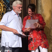 Christa Bauer hält ihre Urkunde und lächelt, Verleihung des Elfriede-Grünberg-Preises © Rudi Spitzer