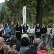 Chor der Mittelschule Weyer bei der Gedenkfeier am Ort des ehemaligen KZ-Außenlagers Dipoldsau