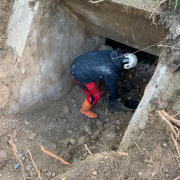 Freilegung des Bunkers Aufnahme von oben in den Schacht © Gedenkverein Guntramsdorf / Wiener Neudorf