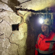 Mann mit Grubenhelm im ehemaligen Bunker © Gedenkverein Guntramsdorf / Wiener Neudorf