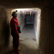 Mann mit Grubenhelm im ehemaligen Bunker © Gedenkverein Guntramsdorf / Wiener Neudorf