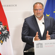 Willi Mernyi, Vorsitzender des Mauthausen Komitee Österreich, Hans Maršálek-Preis 2022 © Parlamentsdirektion / Johannes Zinner