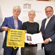 Parlamentsdirektor Harald Dossi, Preisträgerin Hauptpreis Jo Schmeiser, Vorsitzender Mauthausen Komitee Österreich Willi Mernyi, Hans Maršálek-Preis 2022 © Parlamentsdirektion / Johannes Zinner