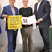 Parlamentsdirektor Harald Dossi, Preisträgerin Hauptpreis Jo Schmeiser, Vorsitzender Mauthausen Komitee Österreich Willi Mernyi, Hans Maršálek-Preis 2022 © Parlamentsdirektion / Johannes Zinner