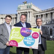 Veranstalter zeigen Fest der Freude Plakat am Heldenplatz