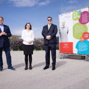 Willi Mernyi (MKÖ), Christa Bauer (MKÖ) und Oskar Deutsch (Israelitische Kultusgemeinde Wien) eröffnen am Wiener Heldenplatz die Gedenkaktion © MKÖ / Sebastian Philipp