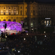 Fernaufnahme der bunt beleuchteten Bühne und tausenden Besucher:innen beim Fest der Freude 2022 © MKÖ/Sebastian Philipp 