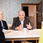 Die drei "Mauthausen-Babys" Hana Berger Moran, Mark Olsky, Eva Clarke, sitzen an einem Tisch beim Pressegespräch.