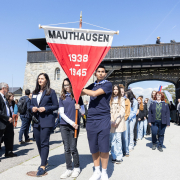 Jugendliche mit Banner "Mauthausen 1938–1945" beim Gedenkzug
