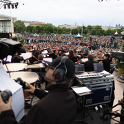 Blick von der Bühne auf das Fest der Freude 2025 am Heldenplatz in Wien mit großem Publikum, einem Orchester und TV-Produktion im Vordergrund.