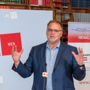 Willi Mernyi spricht bei der Pressekonferenz Zivil.Courage.Online App © MKÖ/Jacqueline Godany