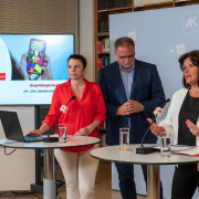 Christa Bauer, Willi Mernyi und Renate Anderl bei der Pressekonferenz Zivil.Courage.Online App © MKÖ/Jacqueline Godany