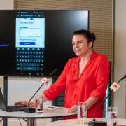 Christa Bauer spricht bei der Pressekonferenz Zivil.Courage.Online App © MKÖ/Jacqueline Godany