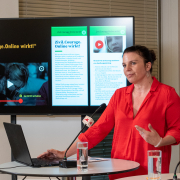 Christa Bauer spricht bei der Pressekonferenz Zivil.Courage.Online App © MKÖ/Jacqueline Godany