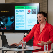 Christa Bauer spricht bei der Pressekonferenz Zivil.Courage.Online App © MKÖ/Jacqueline Godany