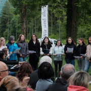 Aufnahme aus den Publikumsreihen des Chors der Mittelschule Weyer während seines Auftritts im Rahmen der Gedenkfeier