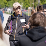 Gruppenfoto von Jugendlichen und Vermittler beim Rundgang "Fest der Freude"