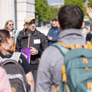 Gruppenfoto von Jugendlichen und Vermittler beim Rundgang "Fest der Freude"