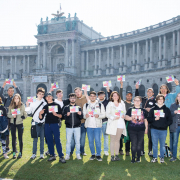 Gruppenfoto mit SchülerInnen beim Rundgang "Fest der Freude"