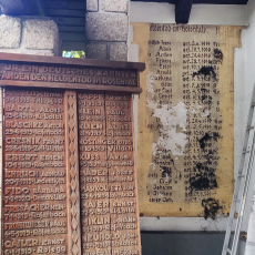 Holztafeln Abwehrkämpferdenkmal Verein DENK(A)MÅL – SPUNIJ SE