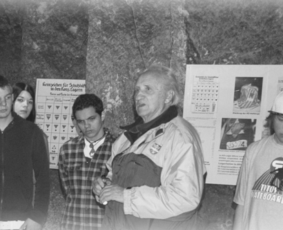 Franz Trampusch begleitete Jugendliche durch den Stollen des ehemaligen KZ Außenlagers Wagna Leibnitz
