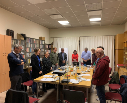 Der MKÖ Vorstand im stillen Gedenken an den verstorbenen KZ-Überlebenden Ed Mosberg