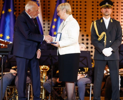 Dr. Peter Gstettner erhält die Verdienstmedaille für Verdienste der Republik Slowenien von Staatspräsidentin Nataša Pirc Musar © Nebojša Tejić/STA Quelle: uszs.si 